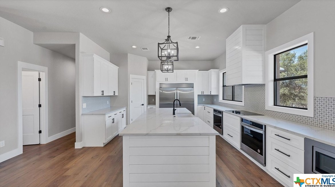 725 Winding Vw, New Braunfels TX  78132-2548 exterior