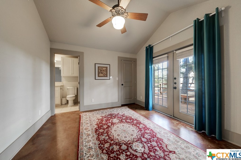 1053 Shady Holw, New Braunfels TX 78132-2309 exterior