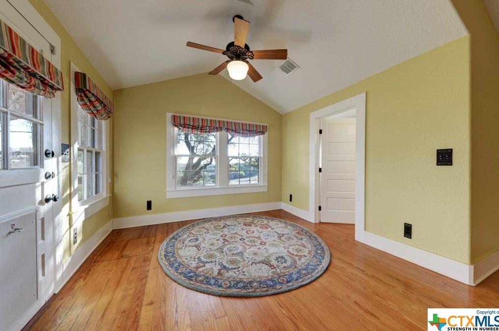 1053 Shady Holw, New Braunfels TX 78132-2309 exterior