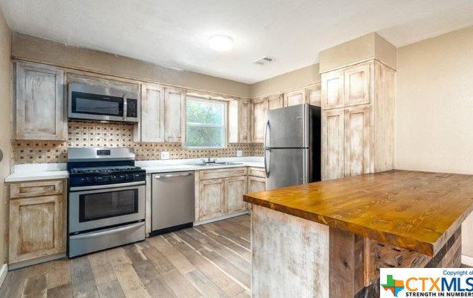 957 San Antonio Ave, Seguin, TX 78155