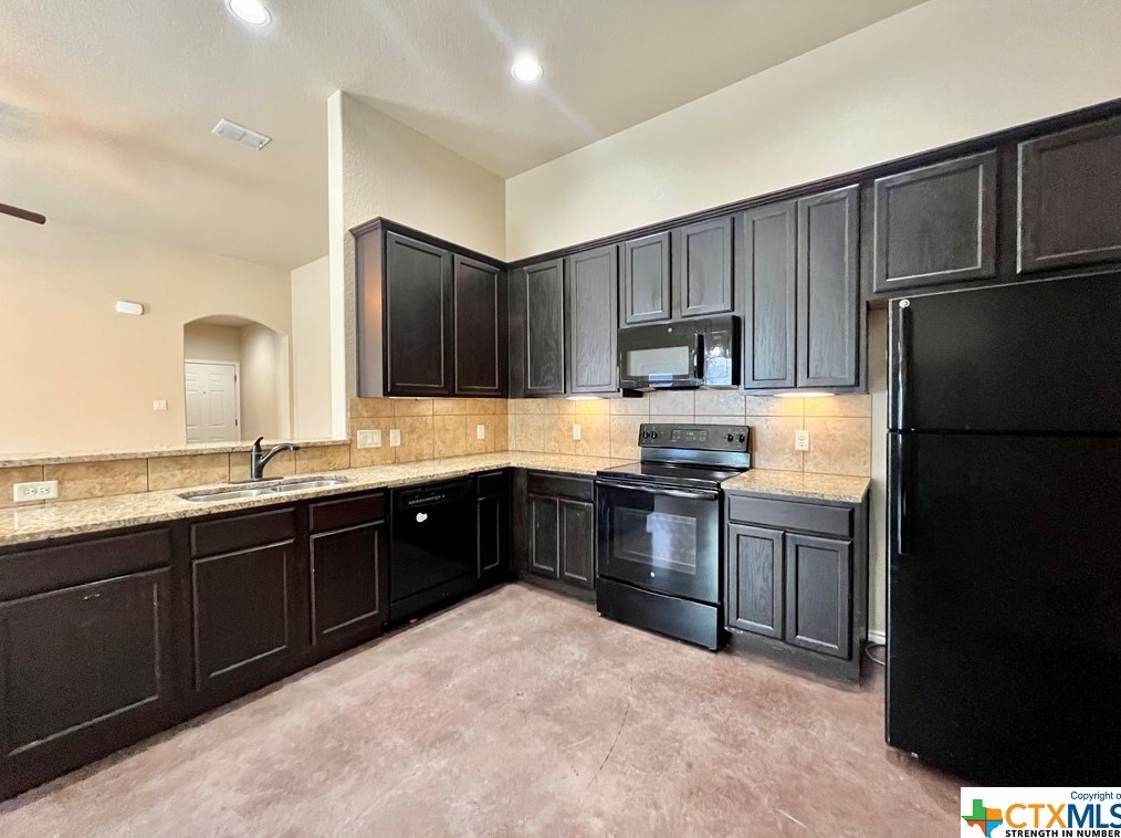 752 Saengerhalle Rd, New Braunfels TX  78130-2702 exterior