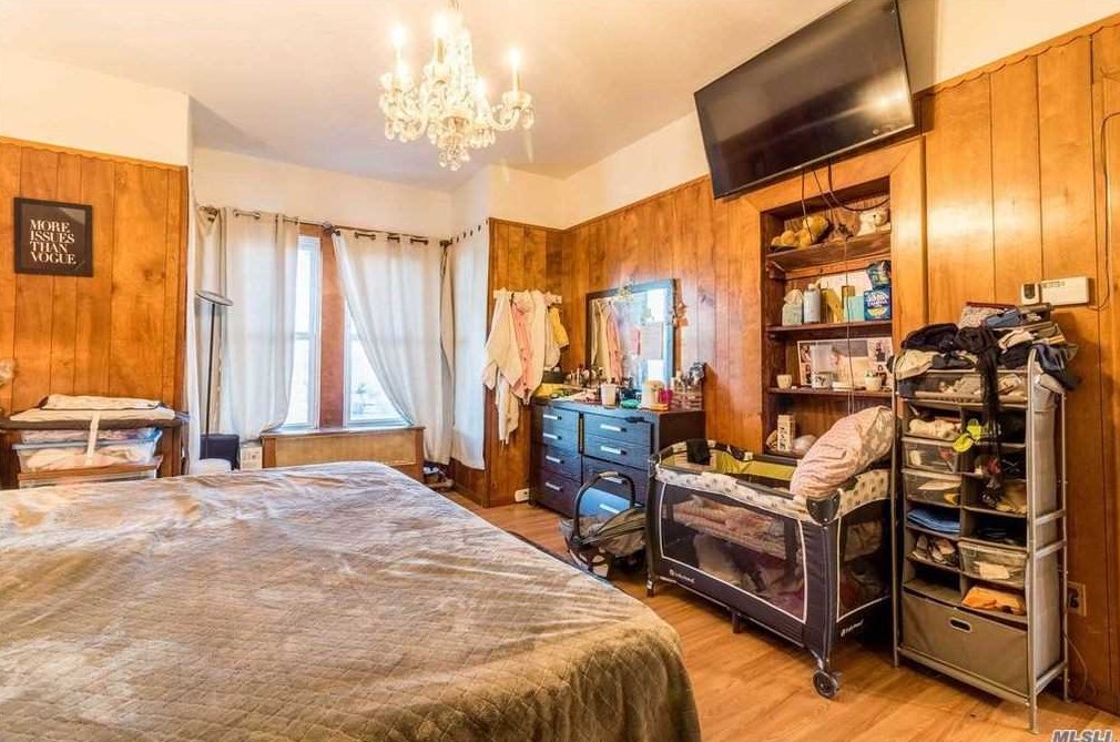 55-14 39th Ave, Flushing, NY 11377-2410