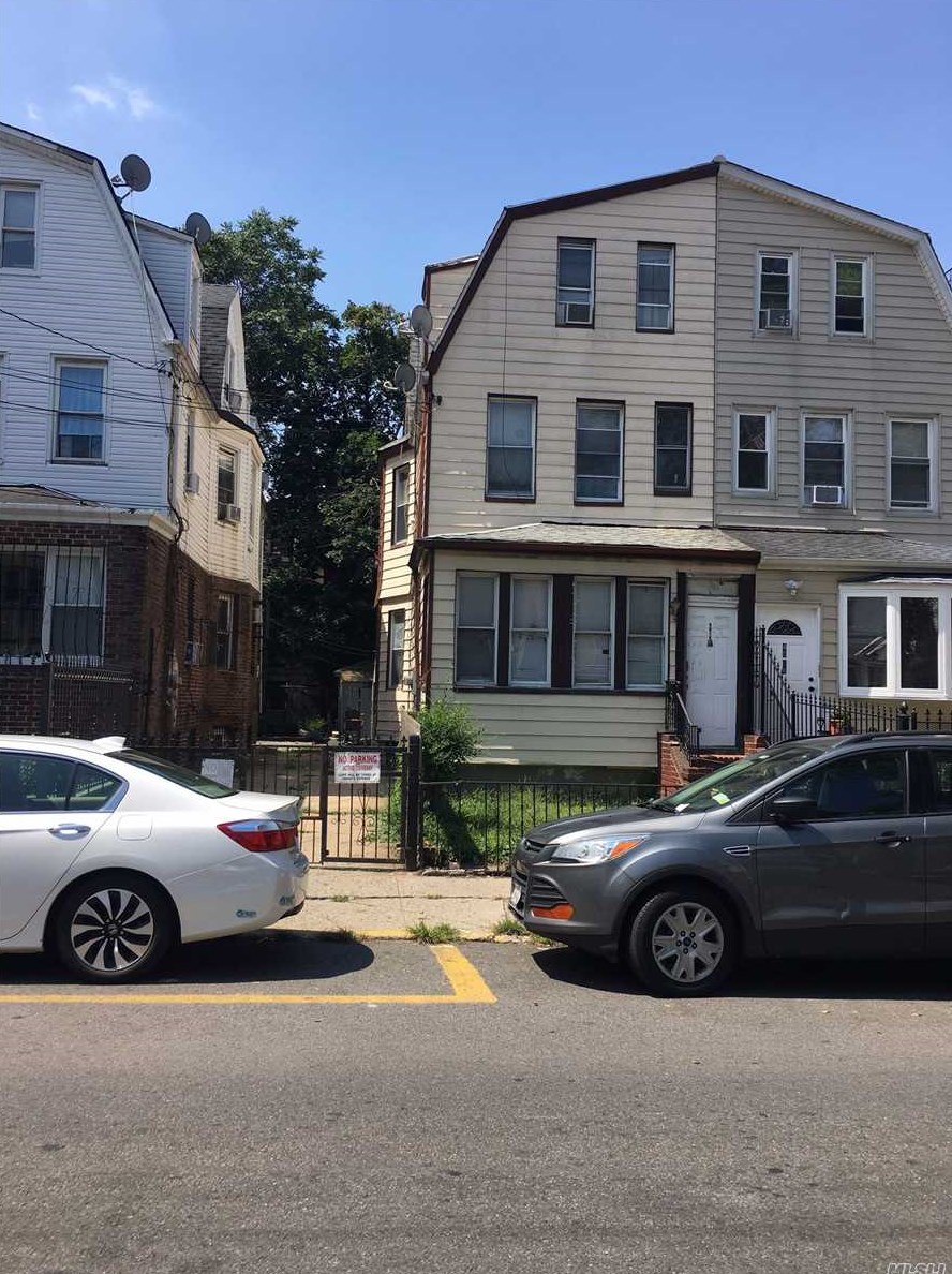 40-18 80th St, Flushing, NY 11373-1319