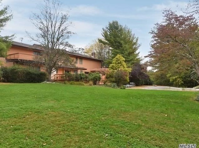 20 Carriage Ct, Syosset, NY 11791-3045