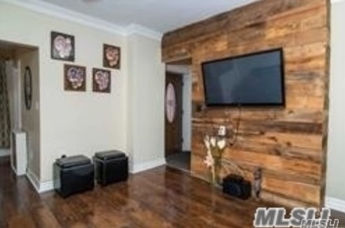 32-47 84th St, Flushing, NY 11370-1605