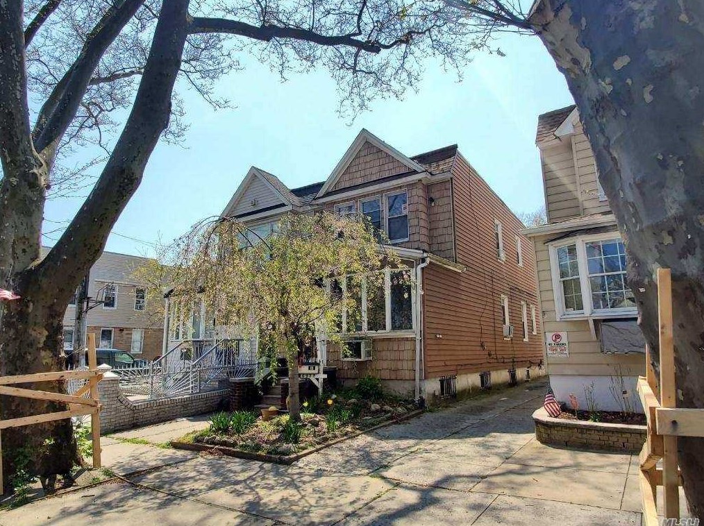 69-38 67th St, Flushing, NY 11385-3776