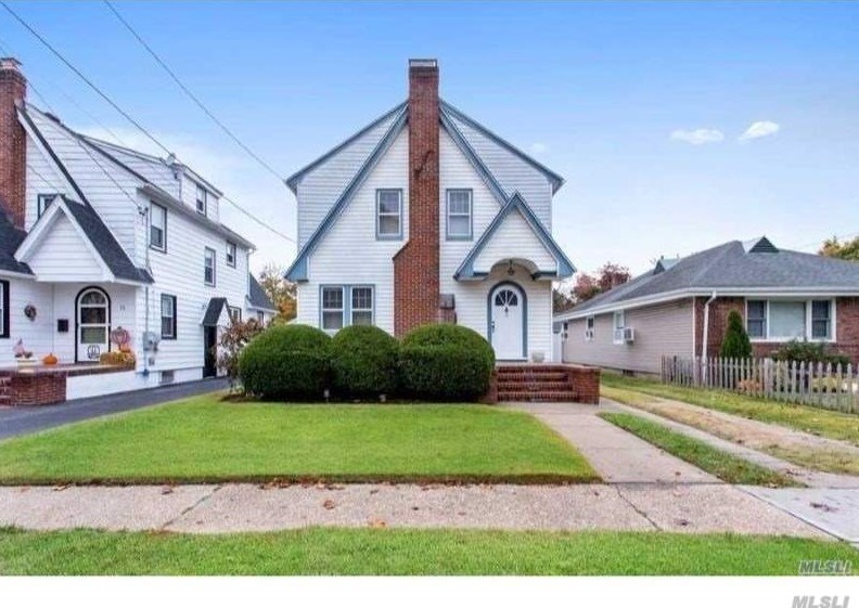15 Winter St, Lynbrook, NY 11563-1452