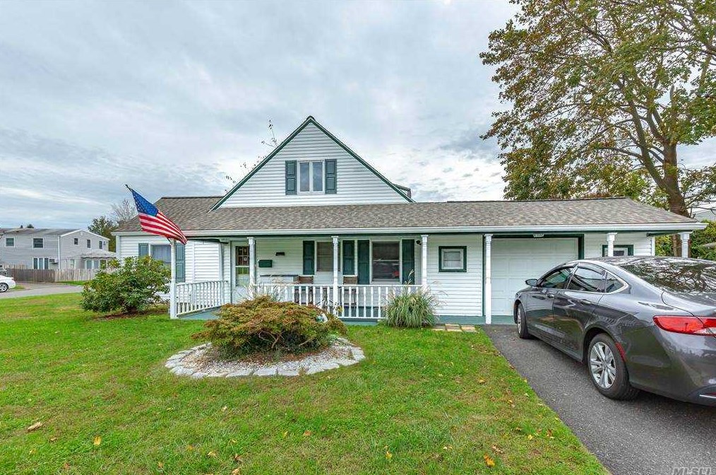 50 Peachtree Ln, Carle Place, NY 11514-1308
