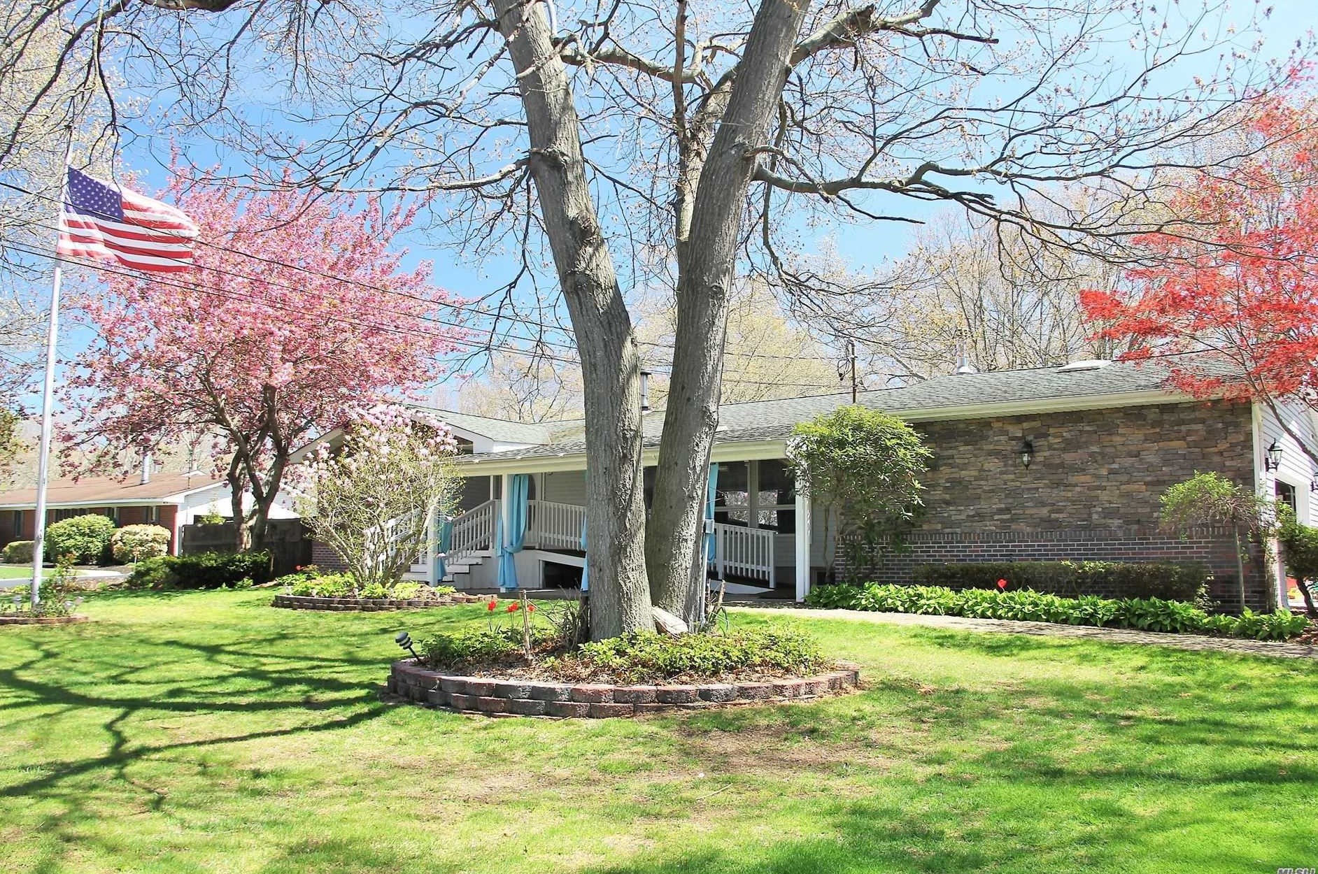 153 Cherry Ln, Gordon Heights, NY 11763-4021