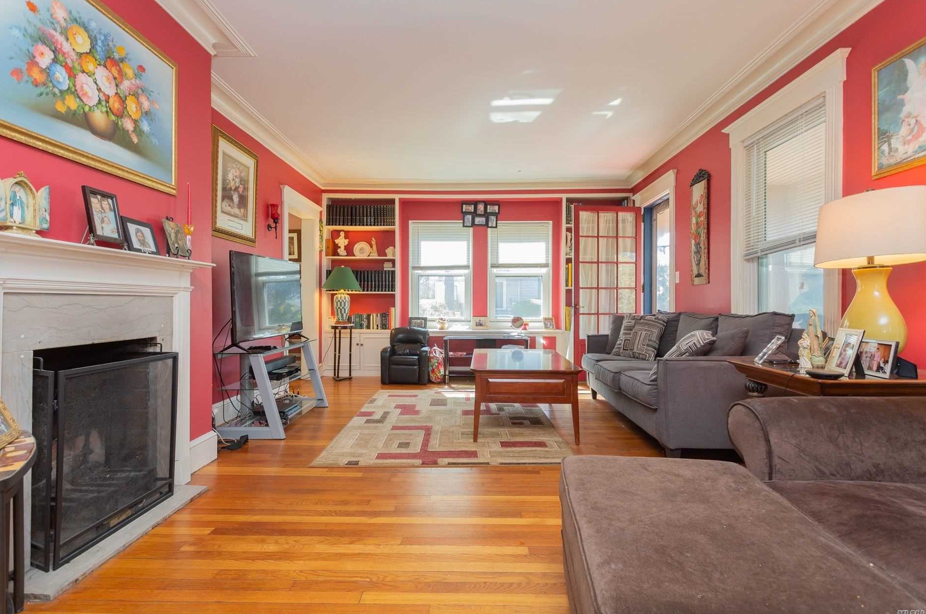 36 Chestnut St, Glen Cove, NY 11542-1917