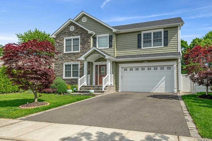 14 Melony Ave, Hicksville, NY 11803