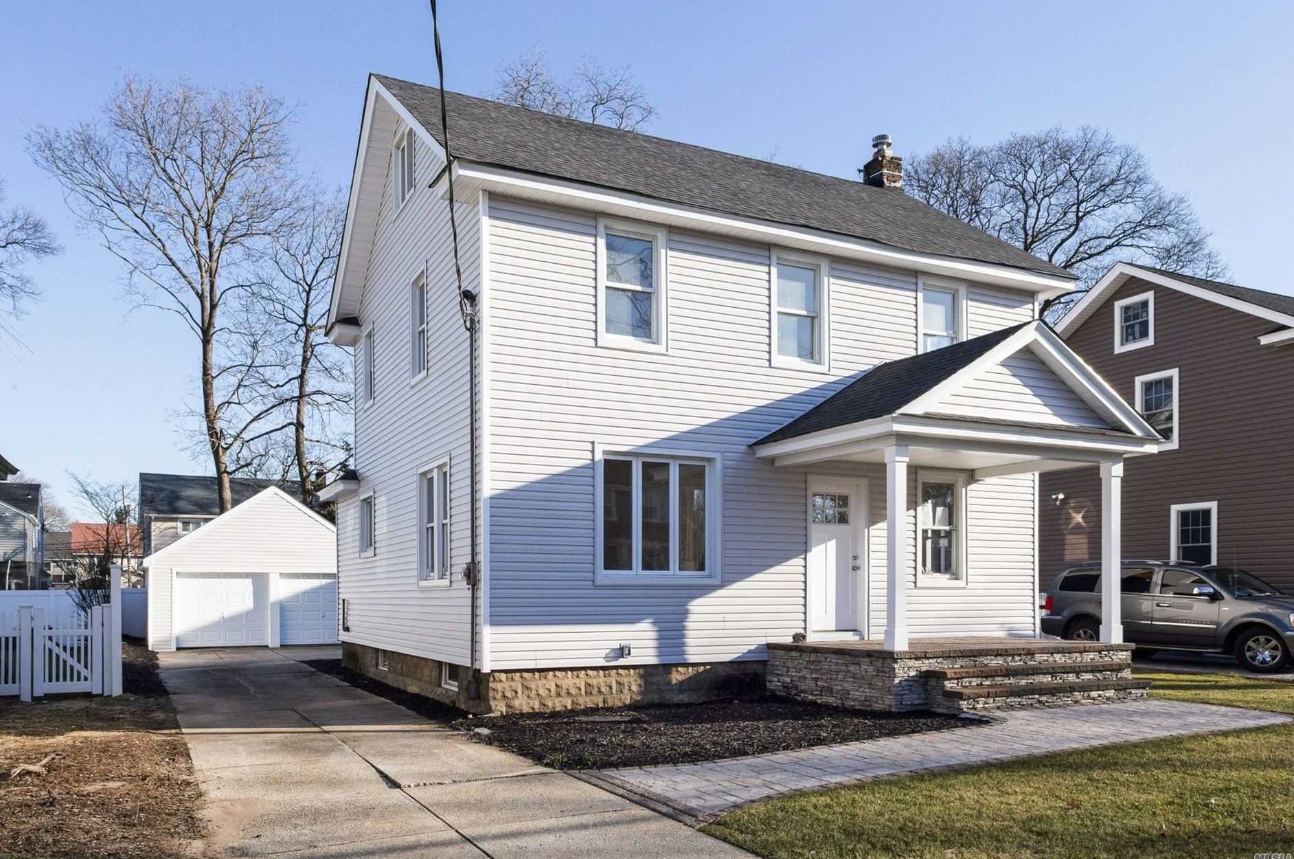 141 Cedar Ave, Rockville Centre, NY 11570-3003