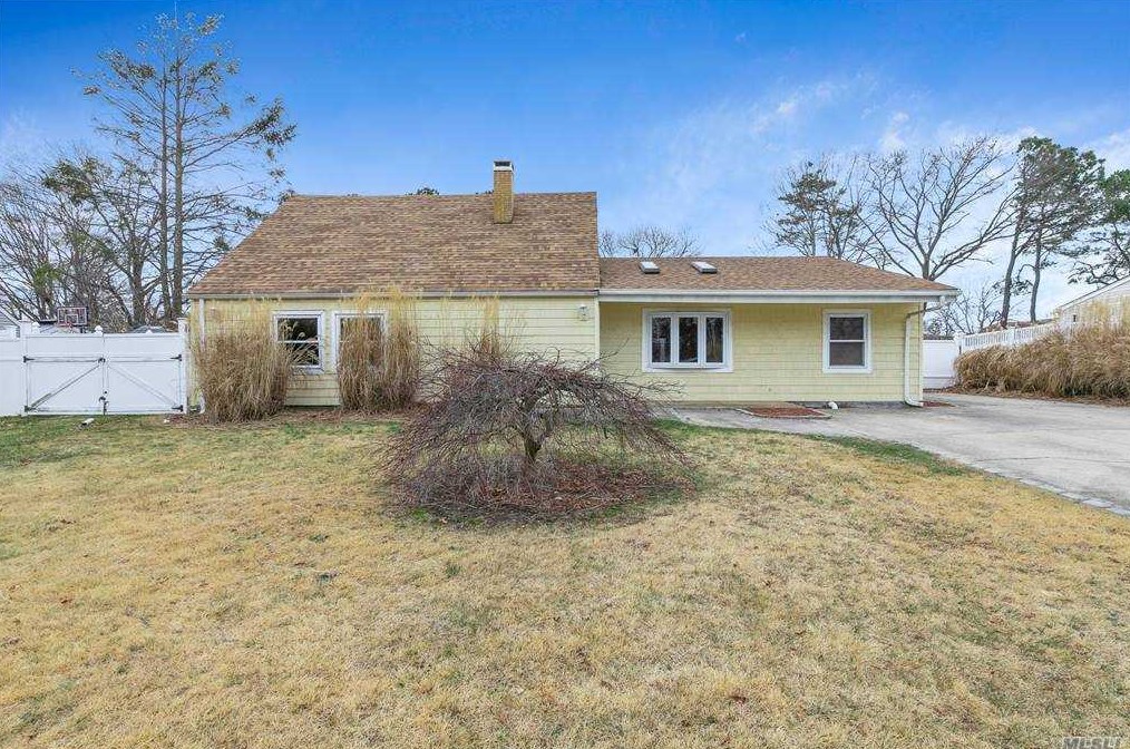28 Blackpine Dr, Gordon Heights, NY 11763-4103