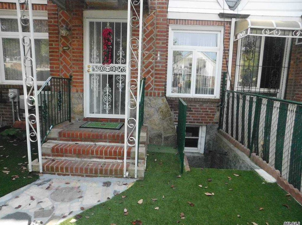 63-98 Alderton St, Flushing, NY 11374-2735