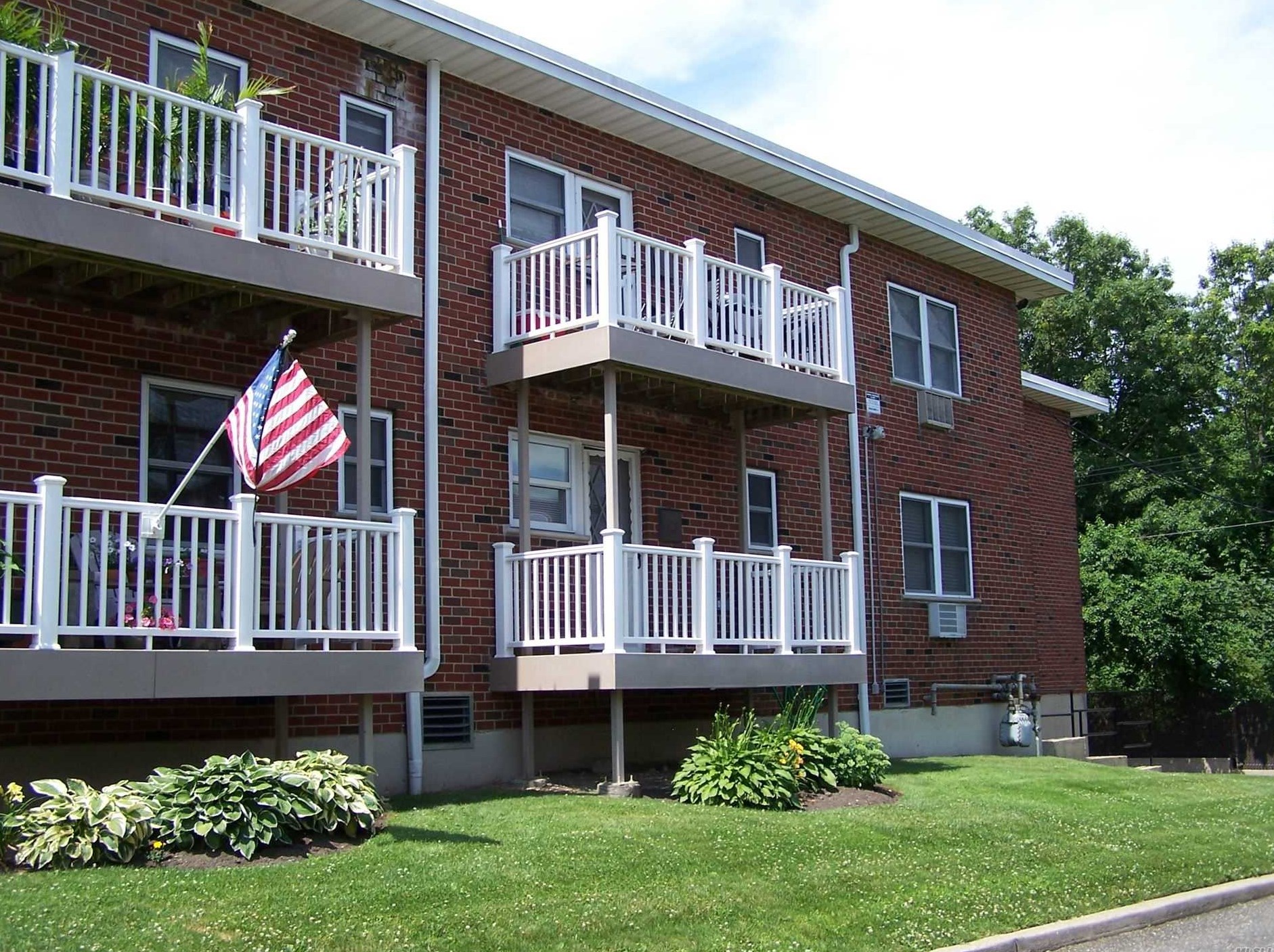 121 Farber Dr, Babylon, NY 11704