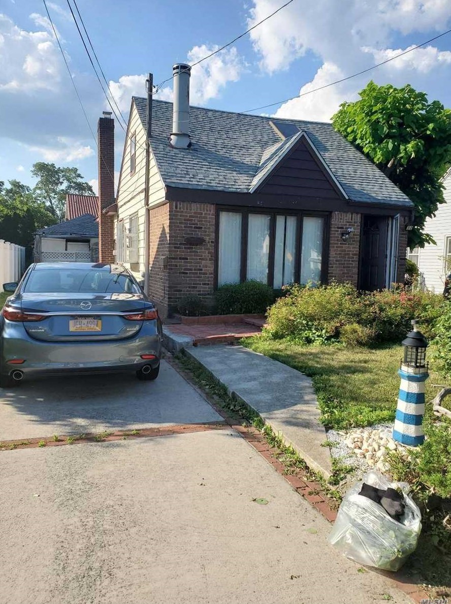 32 Bernard St, North Merrick, NY 11566-4510