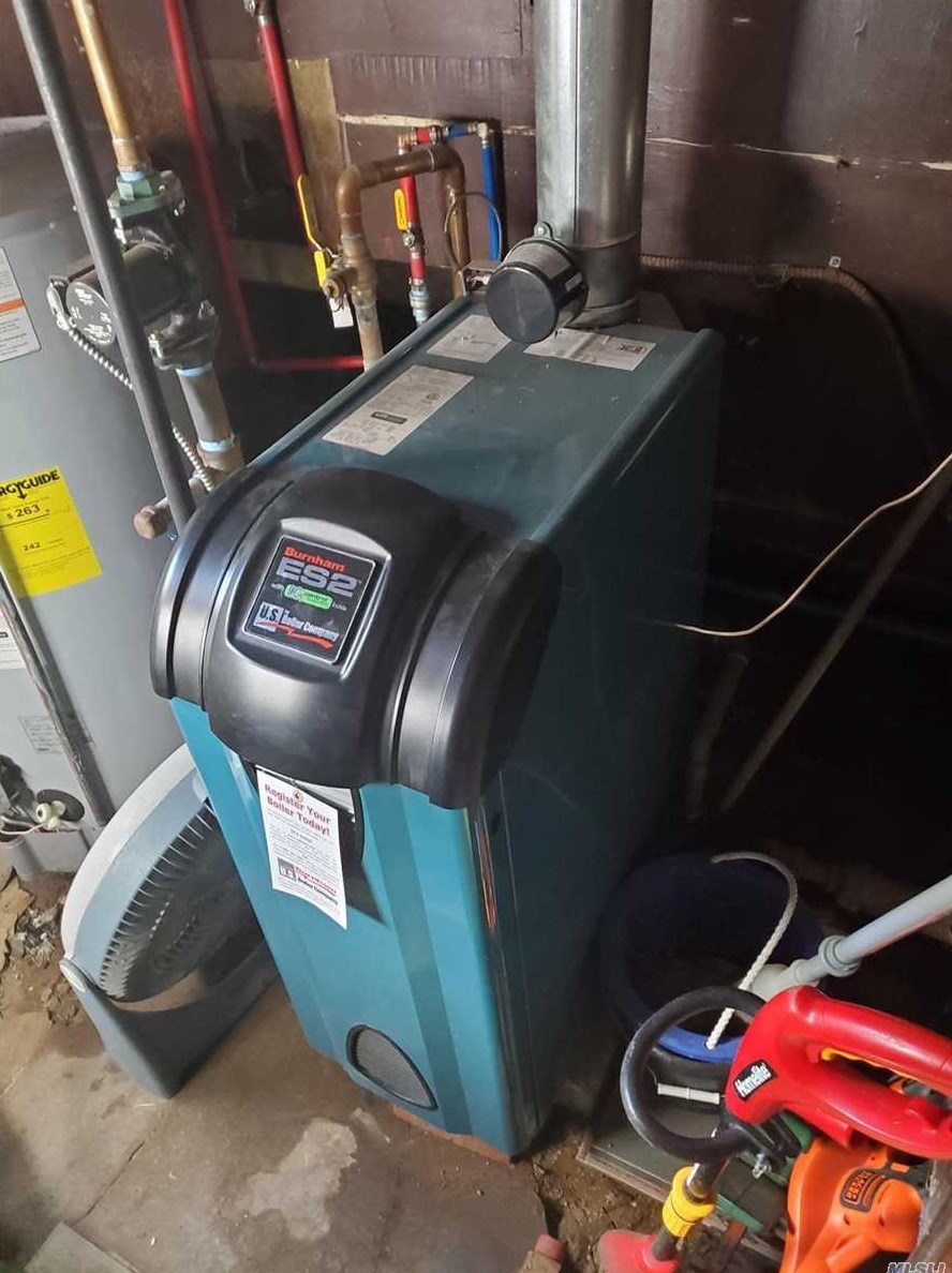 32 Bernard St, North Merrick NY 11566-4508 exterior