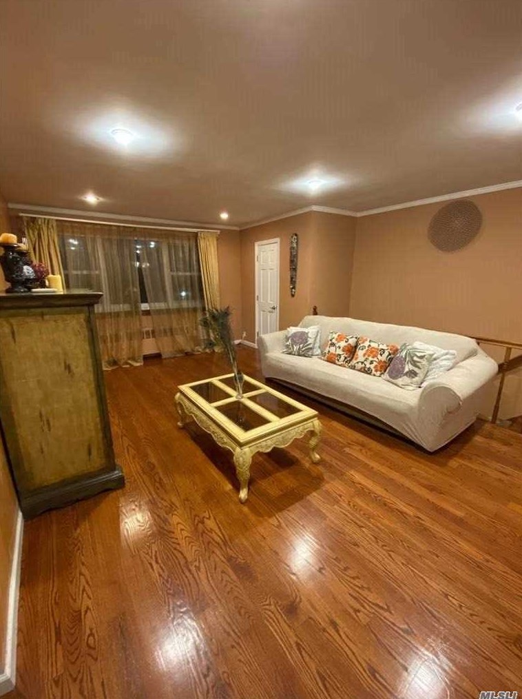 67-81 152nd St, Flushing, NY 11367-1833