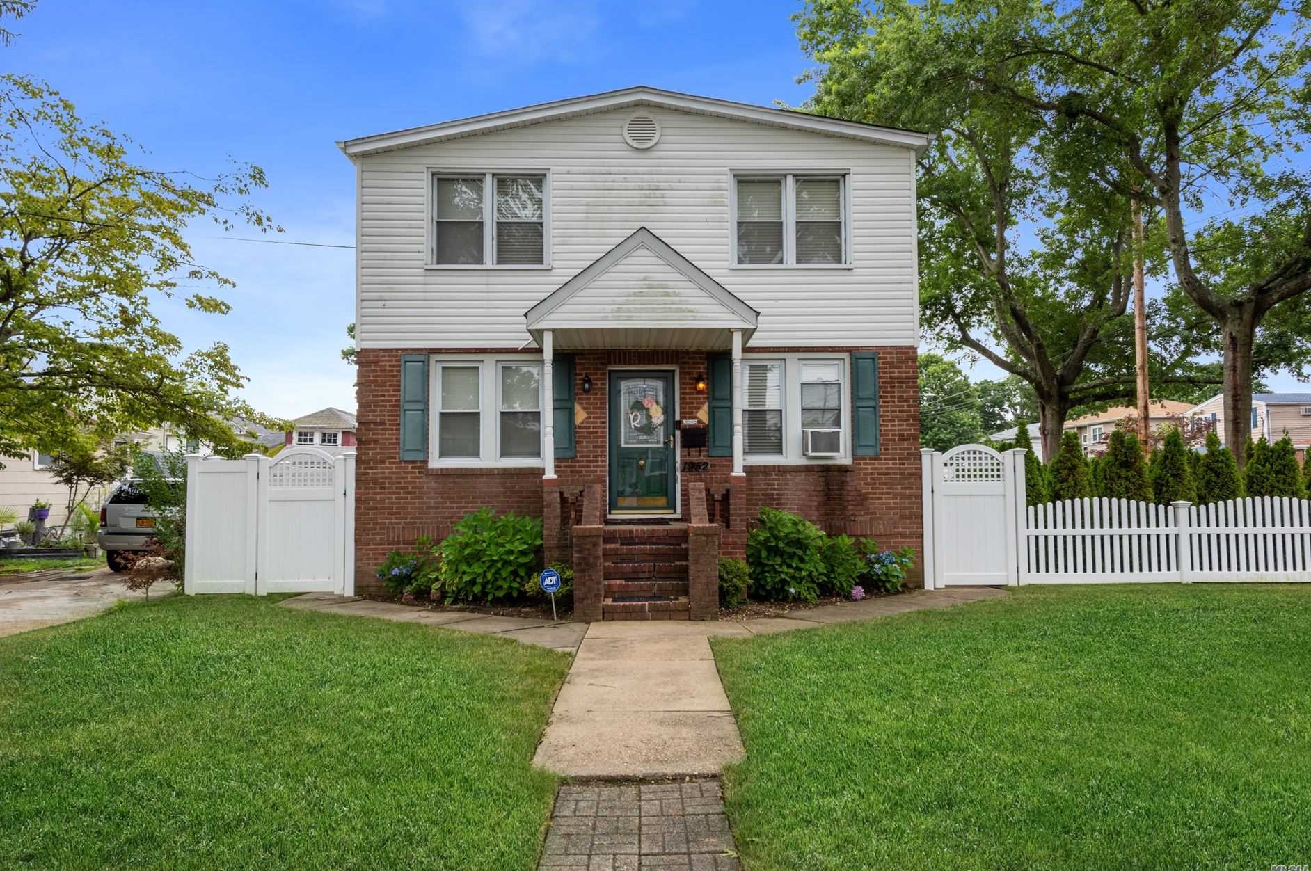 1952 Freeman Ave, Hempstead, NY 11554-3121