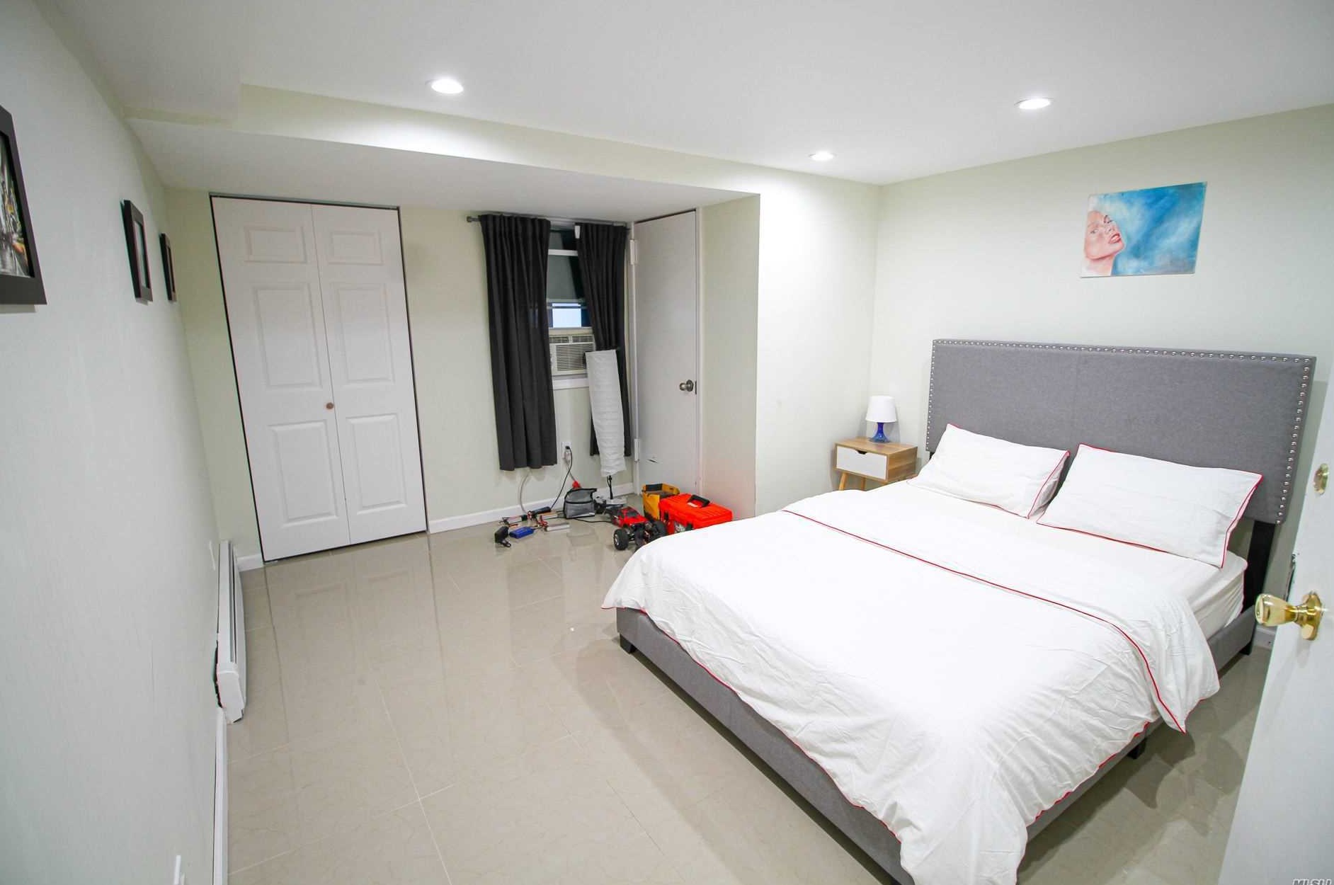31-22 80th St, Flushing, NY 11370-1318