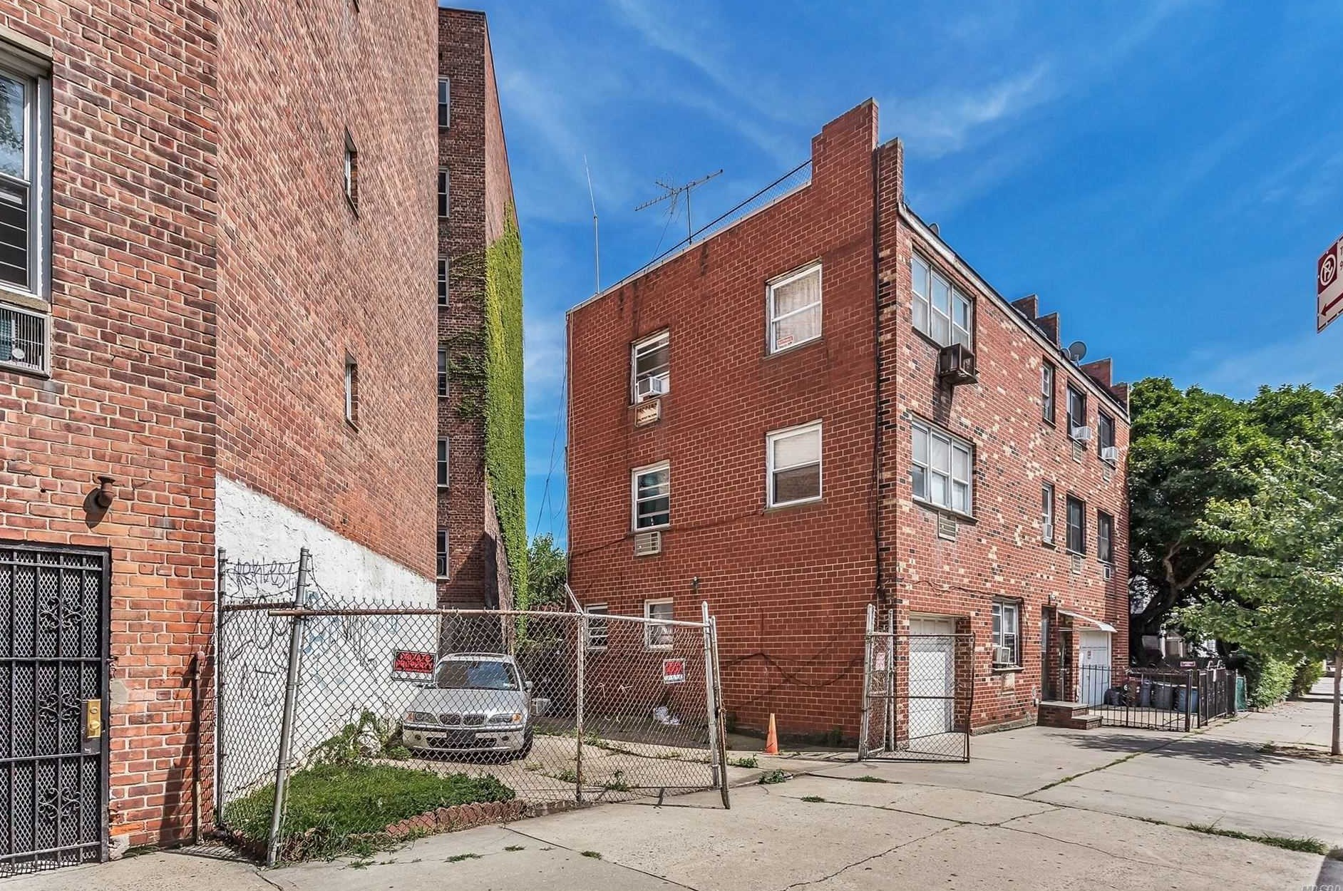 47-43 45th St, Flushing, NY 11377-6126