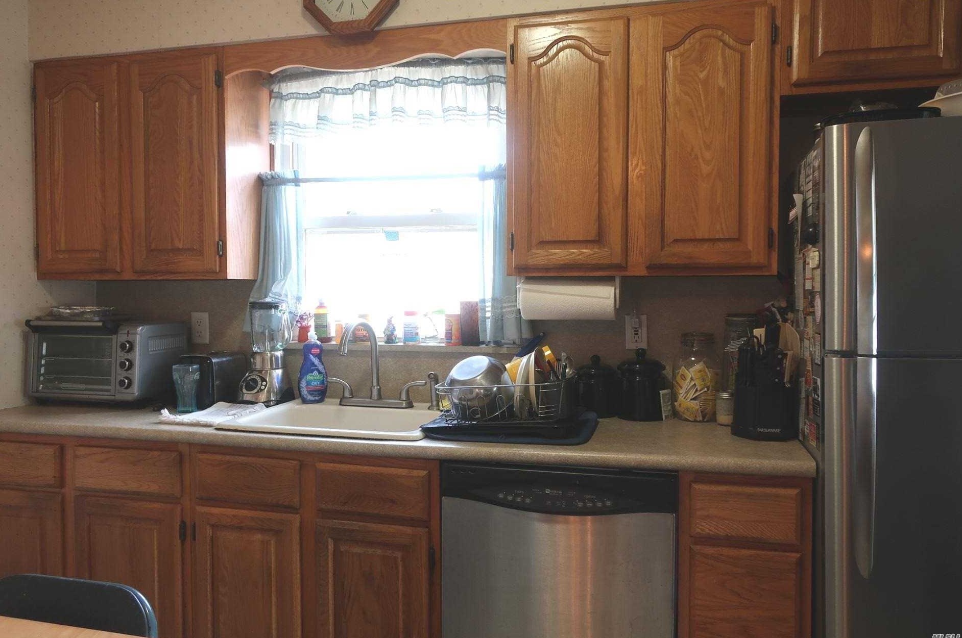 34 Foxglove Rd, North Merrick, NY 11566-1102