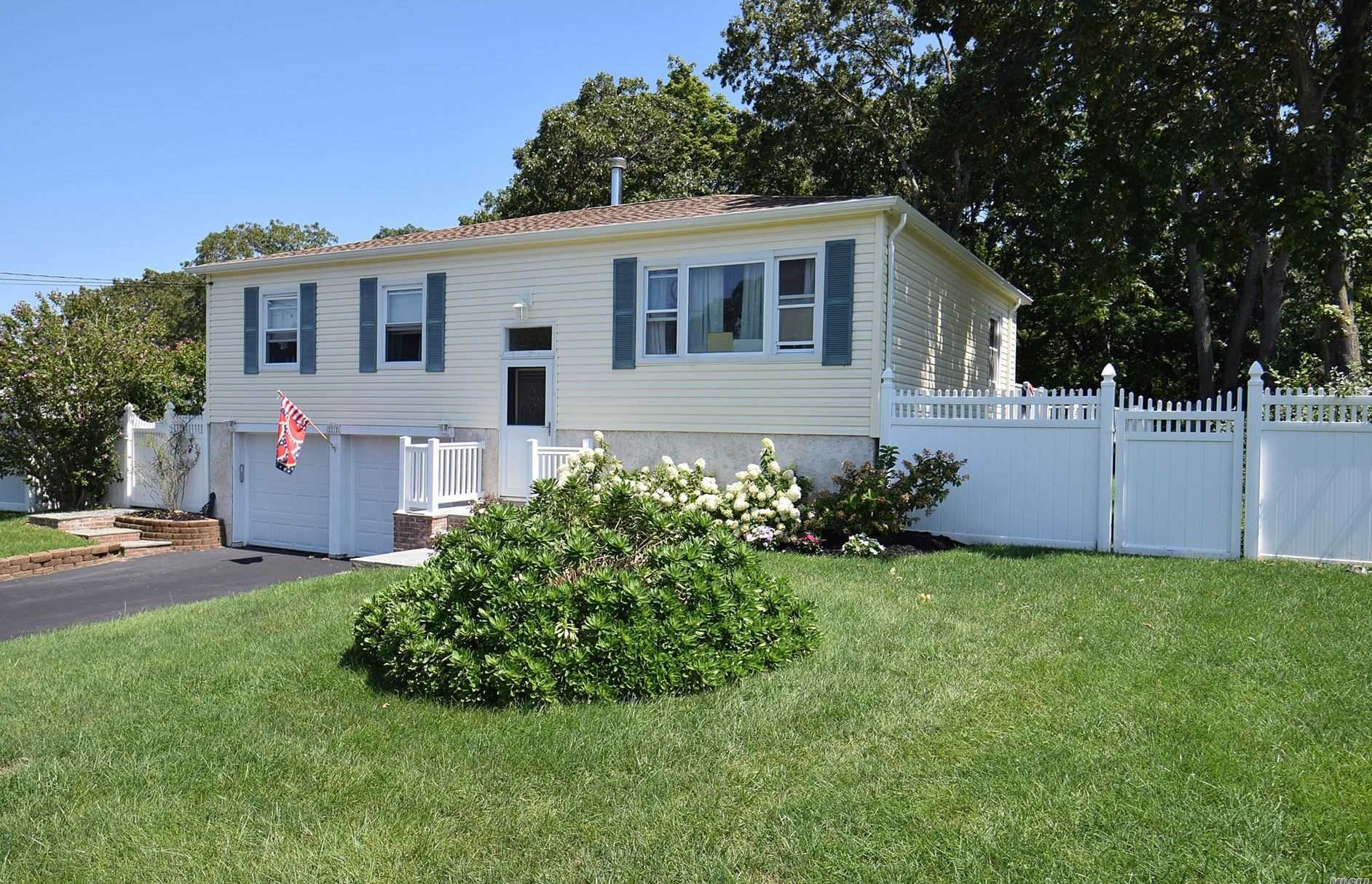 21 Urban Dr, Selden, NY 11784-2627