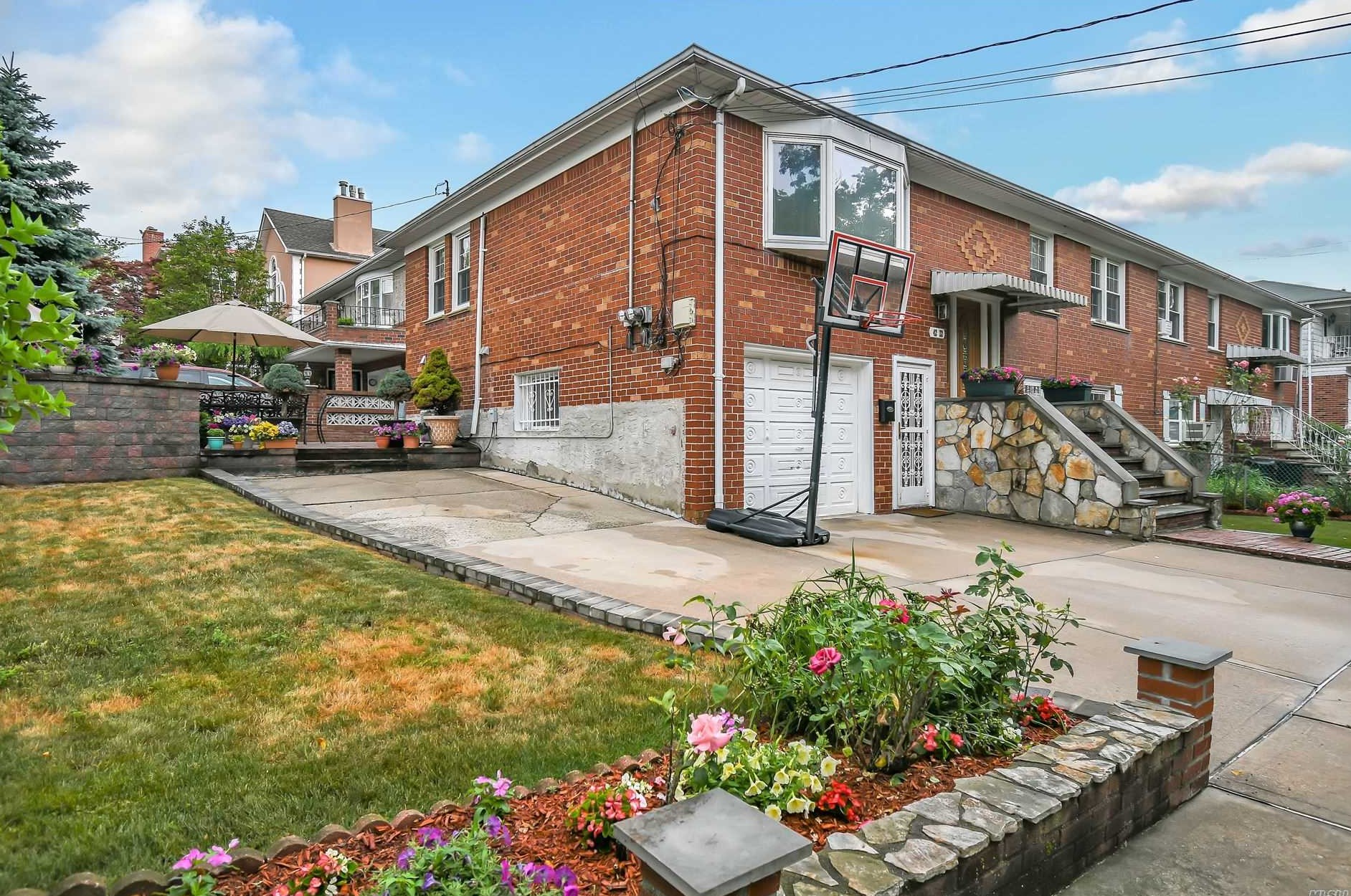 42-22 223rd St, Flushing, NY 11361-2237