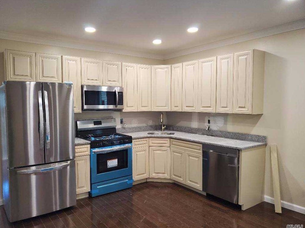31-49 95th St, Flushing, NY 11369-1203
