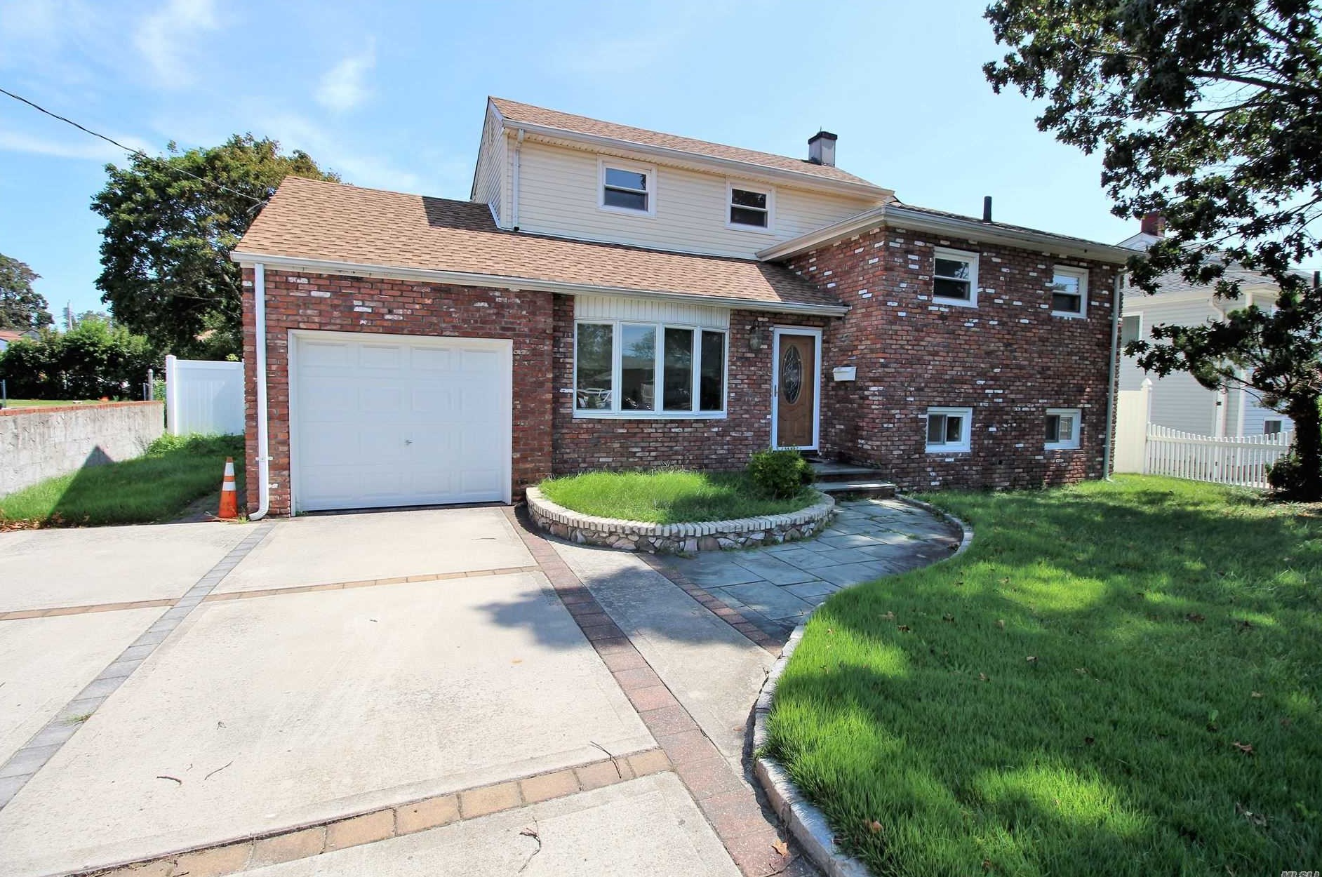 2651 Woods Ave, Rockville Centre, NY 11572-1205