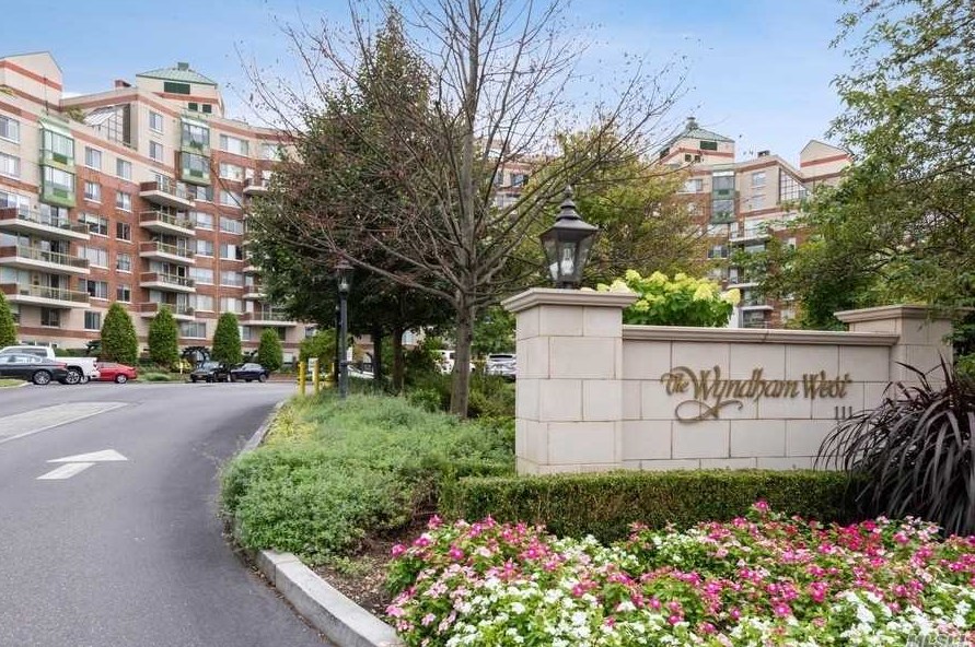 111 Cherry Valley Ave # M21, Garden City, NY