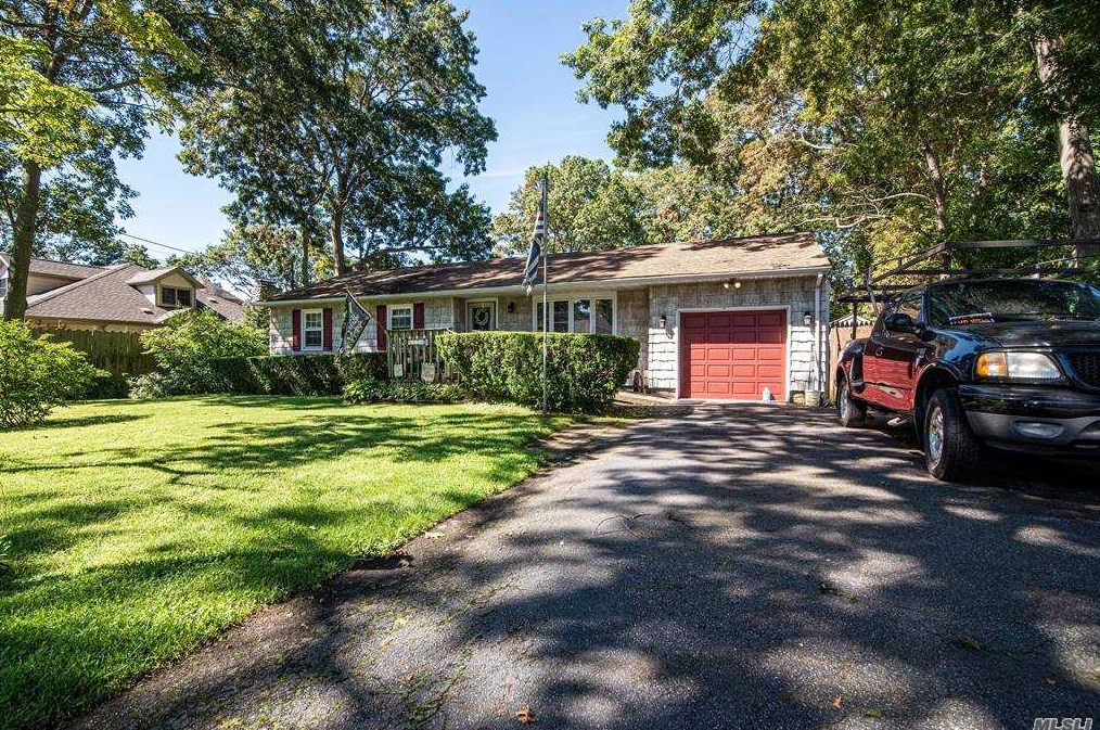 350 Breeze Ave, Hauppauge, NY 11779-4704