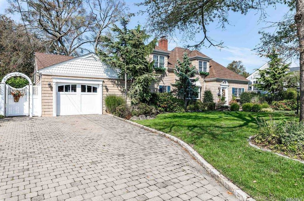 97 Exeter Rd, East Massapequa, NY 11758-8126
