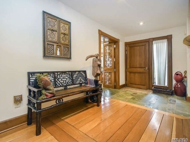 35 Harvard Rd, North Hills, NY 11030-4050