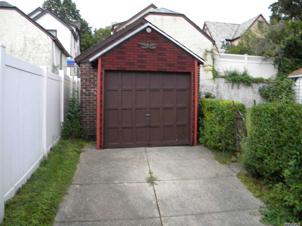 35-16 172nd St, Flushing, NY 11358-1137