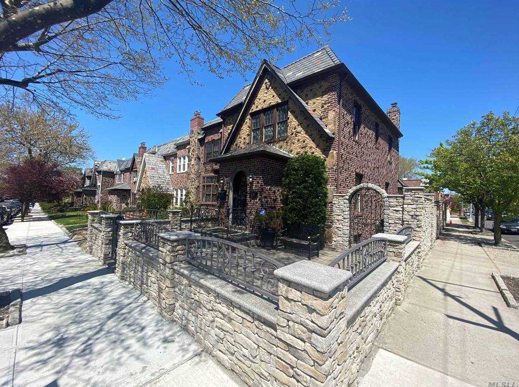 64-93 84th St, Flushing, NY 11379-1605