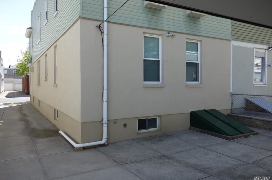 78-38 84th St, Flushing, NY 11385-1605