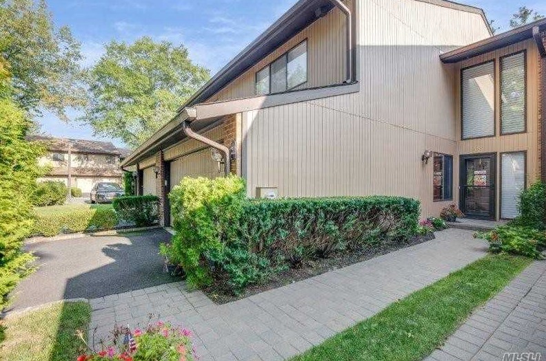 22 Wimbledon Dr, East Hills, NY 11576-3085