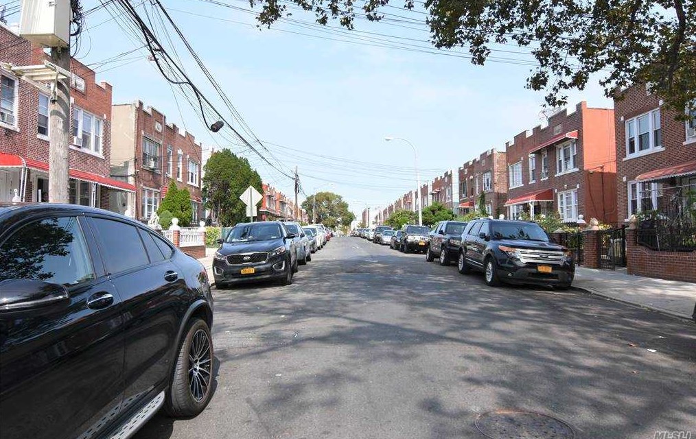 37-72 102nd St, Flushing, NY 11368-2001