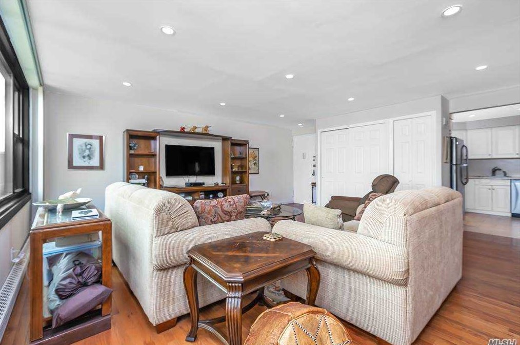 7-15 162nd St, Flushing, NY 11357-2042