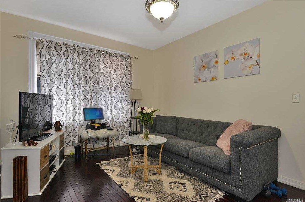 40-12 67th St, Flushing, NY 11377