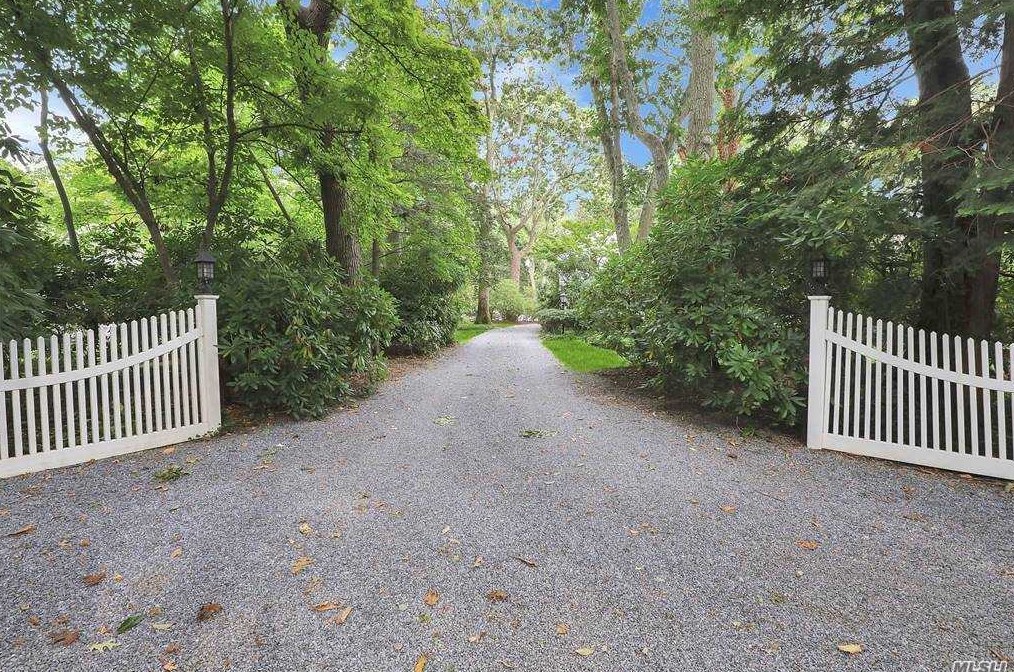 45 Southgate Rd, Strongs Neck, NY 11733-1540