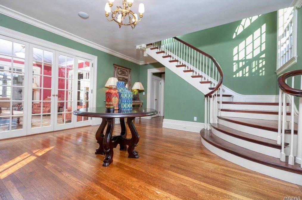 31 Elm Sea Ln, North Hills NY  11030-1008 exterior