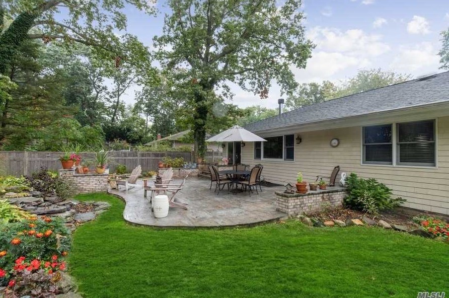 5 Rancher Pl, Hunt NY 11743-4019 exterior