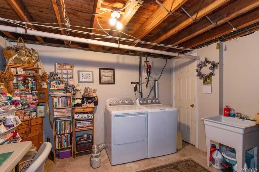 5 Rancher Pl, Hunt NY 11743-4019 exterior