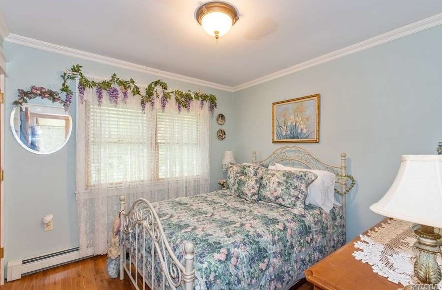 5 Rancher Pl, Hunt NY 11743-4019 exterior