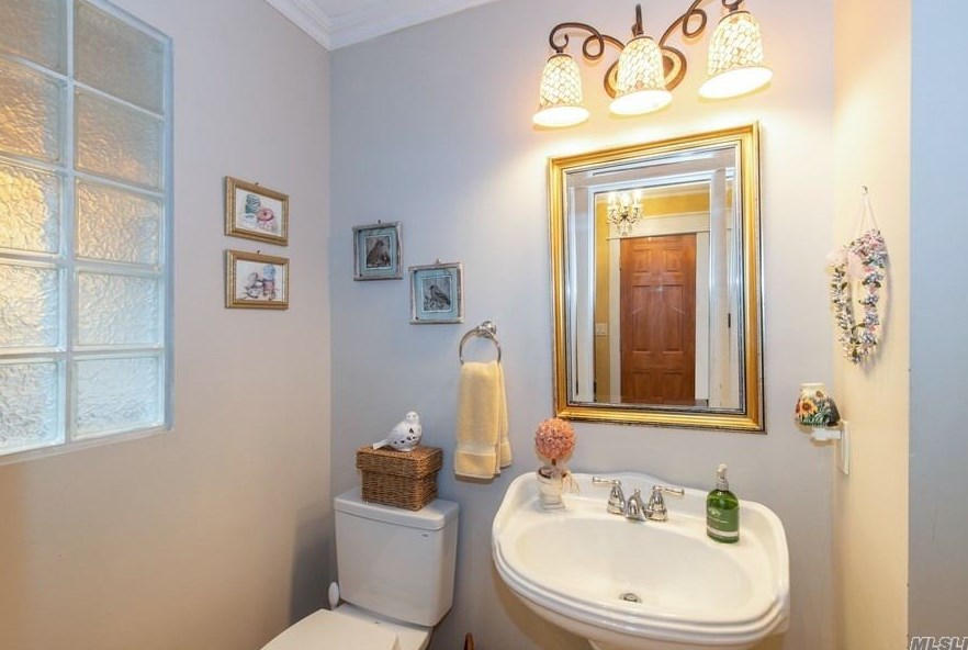 5 Rancher Pl, Hunt NY 11743-4019 exterior