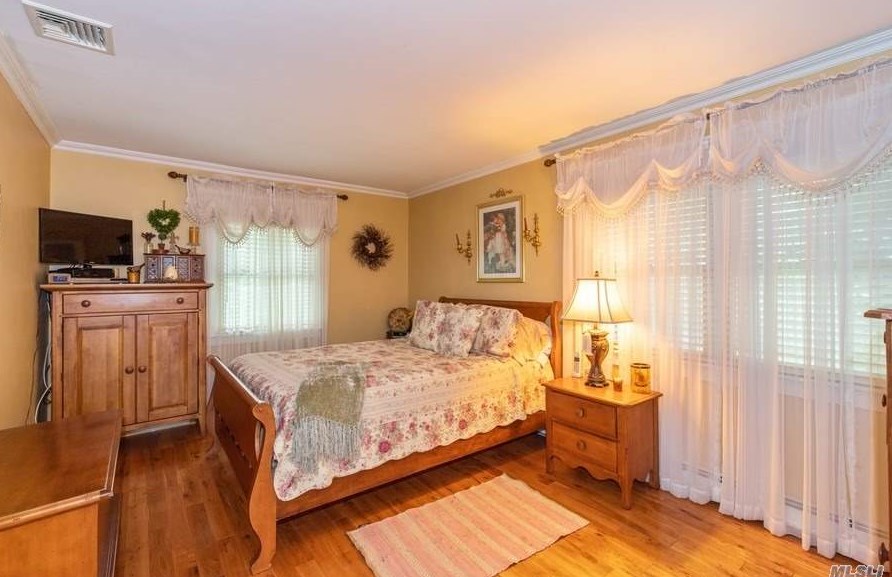 5 Rancher Pl, Hunt NY 11743-4019 exterior