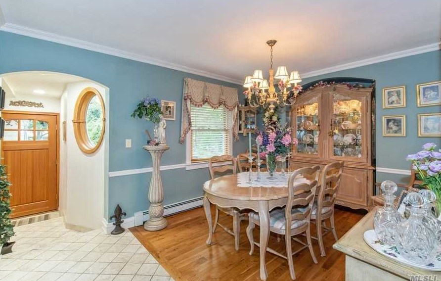 5 Rancher Pl, Hunt NY 11743-4019 exterior