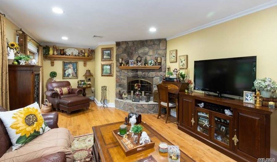 5 Rancher Pl, Hunt NY 11743-4019 exterior